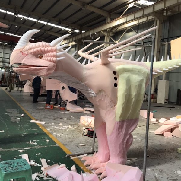 俄罗斯舞台表演西方龙皮套造作中