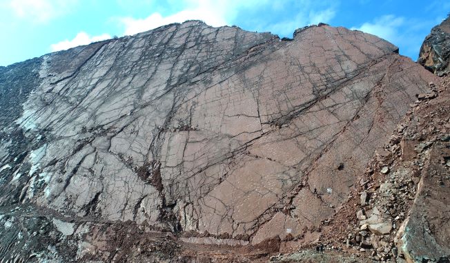 中国最大恐龙足迹点现身四川峭壁，，，，，，，，逾9000平方米、至少933个足迹