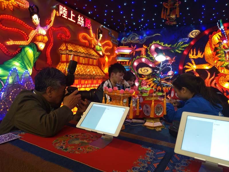 学生在组装彩灯